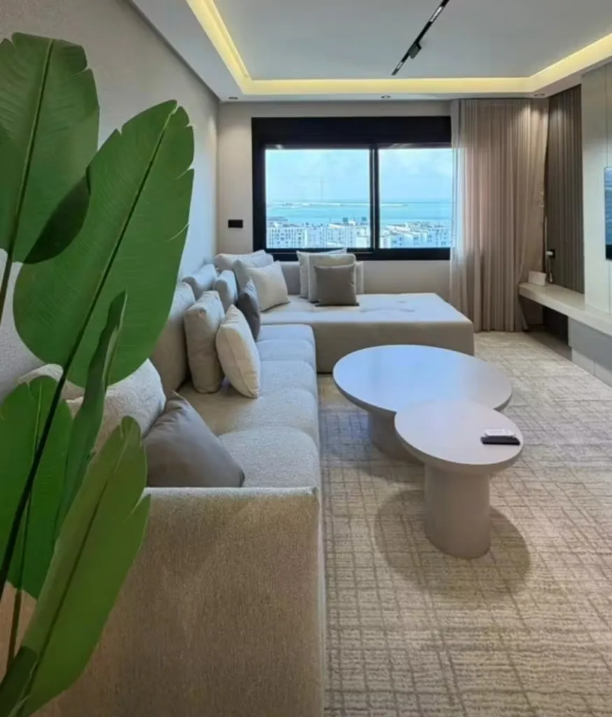 Appartement de 110 m&sup2; &agrave; louer &agrave; Tanger &ndash; 2 chambres, cuisine &eacute;quip&eacute;e et garage | شقة 110 m&sup2; للكراء طنجة &ndash; 2 غرف, مطبخ &eacute;quip&eacute;e مرآب
